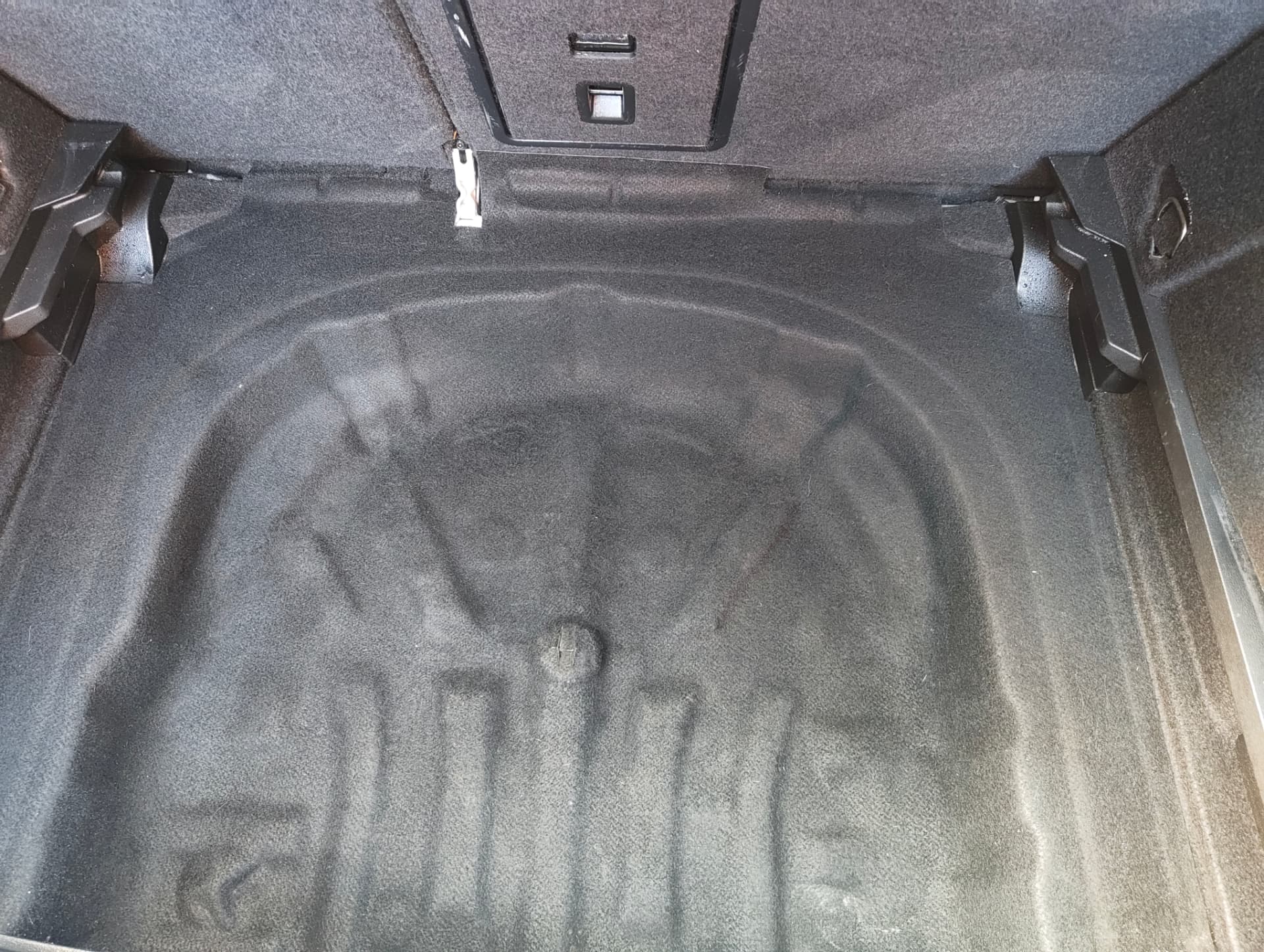 Golf spare wheel well floor clean after extraction